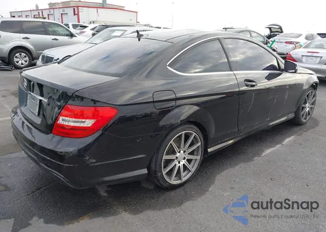 2014 Mercedes-Benz C 250 z USA, uszkodzony, nr VIN WDDGJ4HB4EG266988